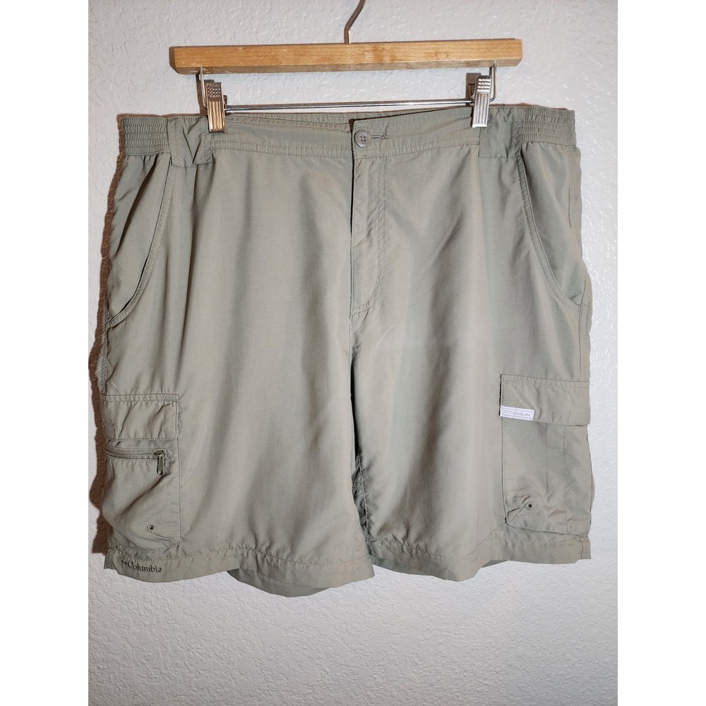 Columbia Men's TIitanium Nylon  Khaki Cargo Shorts, Size XL, Inseam 8.5"